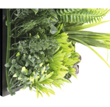 Umělá rostlinná stěna s různými druhy zelených rostlin.