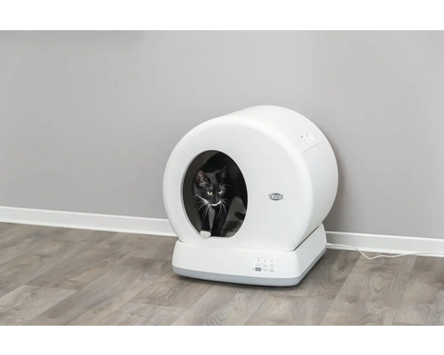 Kočka v automatické toaletě pro kočky značky Trixie