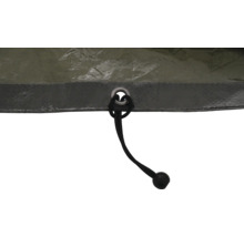 Detailní záběr oka s gumovým napínákem na plachtě.