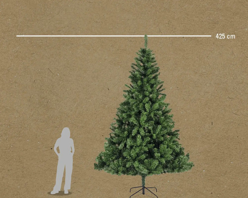 Umělý vánoční stromek o výšce 425 cm.