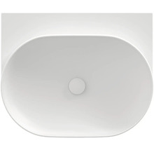 Pohled shora na oválné umyvadlo na desku z keramiky.