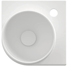 Pohled shora na keramické umyvadlo s otvorem pro baterii