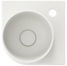 Pohled shora na umyvadlo na desku ze sanitární keramiky s otvorem pro kohoutek