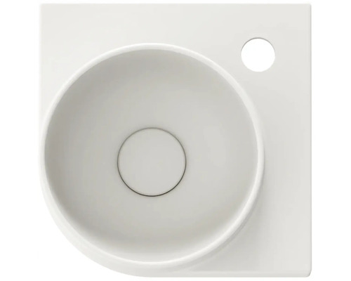 Pohled shora na umyvadlo na desku ze sanitární keramiky s otvorem pro kohoutek