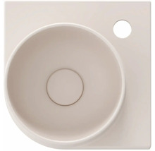 Pohled shora na keramické umyvadlo na desku s otvorem pro kohoutek