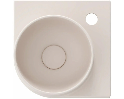 Pohled shora na keramické umyvadlo na desku s otvorem pro kohoutek