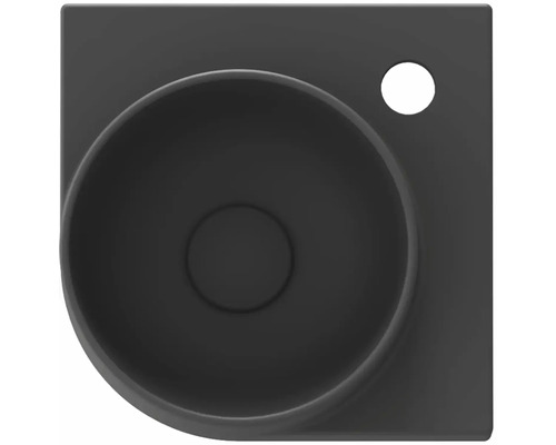 Pohled shora na černé umyvadlo na desku s otvorem pro vodovodní baterii