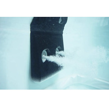 Trysky vířivky pod vodou v provozu.