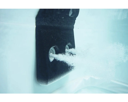 Trysky vířivky pod vodou v provozu.