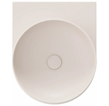 Pohled shora na kulaté umyvadlo na desce s obdélníkovým půdorysem