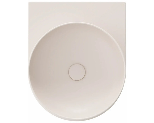 Pohled shora na kulaté umyvadlo na desce s obdélníkovým půdorysem