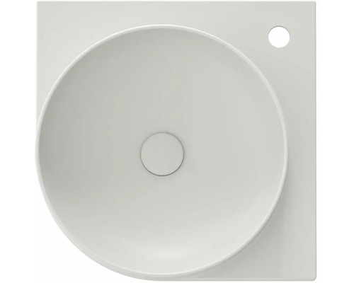 Pohled shora na umyvadlo na desku ze sanitární keramiky s kulatou mísou a čtvercovým základním tvarem