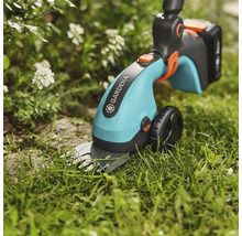 Akumulátorové nůžky na trávu Gardena používané v zahradě.