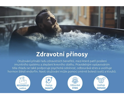 Muž relaxuje v ledové koupeli, která zdůrazňuje zdravotní výhody aplikace chladu.