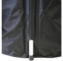 Detailní záběr zipu na černé plachtě