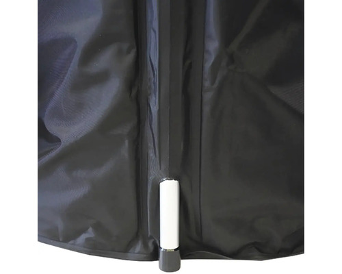 Detailní záběr zipu na černé plachtě