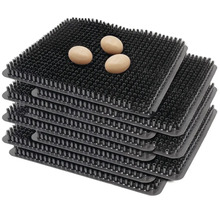 Stoh černých hnízd s vejci