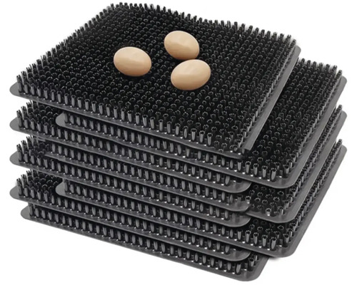 Stoh černých hnízd s vejci