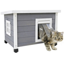 Kočka vstupuje do šedého domku pro kočky s klapkou