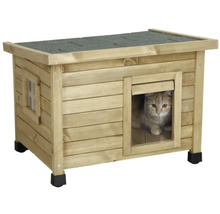 Dřevěný kočičí dům s kočkou