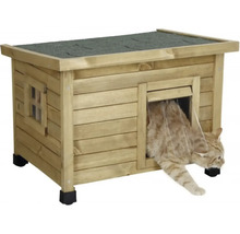 Kočka vstupuje do dřevěného domu s oknem a kočičími dvířky