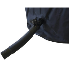 Detailní pohled na nádrž na vodu s výpustným kohoutem a hadicí