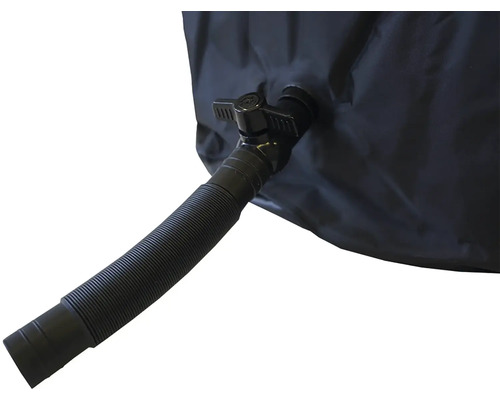 Detailní pohled na nádrž na vodu s výpustným kohoutem a hadicí