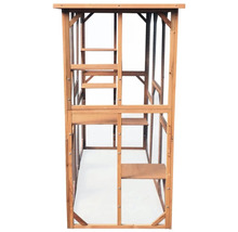 Dřevěná venkovní voliéra pro kočky s několika úrovněmi a pletivem