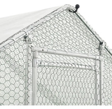 Detailní pohled na kurník s drátěným pletivem a kovovým rámem.