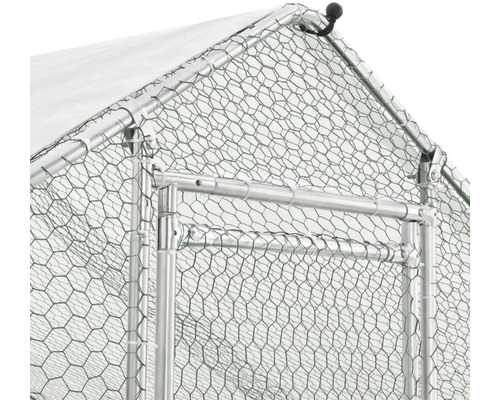 Detailní pohled na kurník s drátěným pletivem a kovovým rámem.