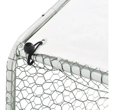 Detailní pohled na malou ohradu pro zvířata s drátěným pletivem a krytem