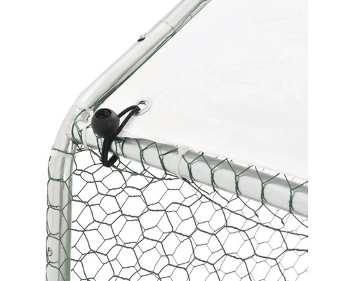 Detailní pohled na malou ohradu pro zvířata s drátěným pletivem a krytem