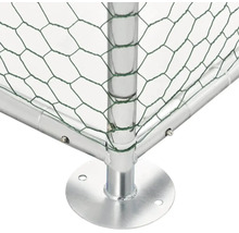 Detailní pohled na kurník s kovovými sloupky a drátěným pletivem