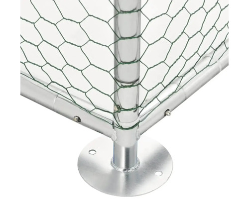 Detailní pohled na kurník s kovovými sloupky a drátěným pletivem