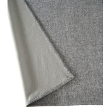 Šedá fleecová deka s tkaným povrchem