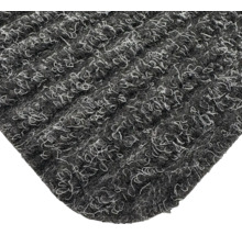 Detailní pohled na šedou vstupní rohož s textilním povrchem