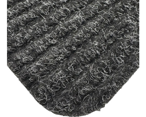 Detailní pohled na šedou vstupní rohož s textilním povrchem