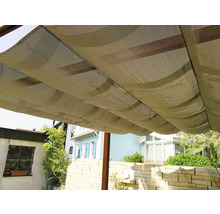 Pohled pod pergolu se sluneční ochranou