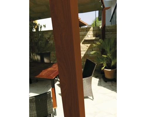 Detail dřevěného sloupku na terase se zahradním nábytkem