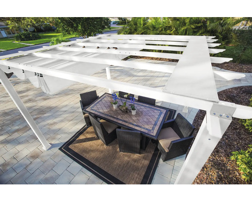 Venkovní scéna s pergolou a jídelním setem na terase.