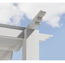 Detailní pohled na bílou pergolu na pozadí oblohy s mraky