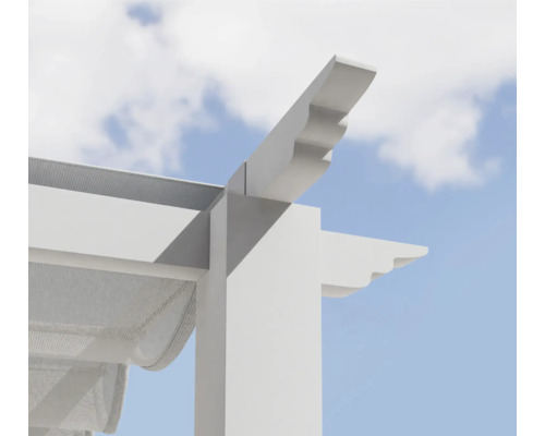 Detailní pohled na bílou pergolu na pozadí oblohy s mraky