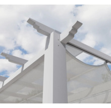 Detail bílé zahradní pergoly s látkovou střechou na pozadí modré oblohy