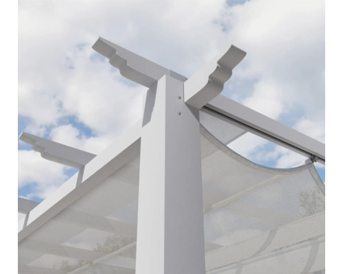 Detail bílé zahradní pergoly s látkovou střechou na pozadí modré oblohy