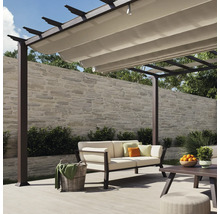 Posezení pod pergolou s výsuvnou sluneční ochranou na zahradě