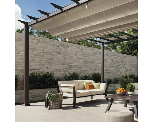 Posezení pod pergolou s výsuvnou sluneční ochranou na zahradě