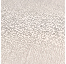 Detail bílé textilní tapety s jemnou strukturou