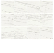 Několik bílých dlaždic s mramorovým vzhledem.