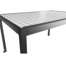 Detailní pohled na moderní altán s kovovou střechou a rámem