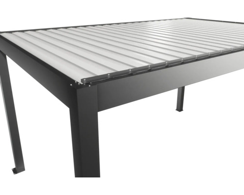 Detailní pohled na moderní altán s kovovou střechou a rámem